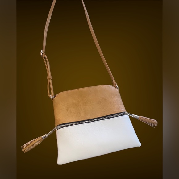 Beige & Cream Faux Leather Sling Side Purse🌟 - Picture 3 of 7